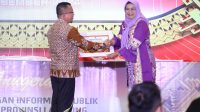 Kadisnakeswan Lili Mawarti Terima Penghargaan KI